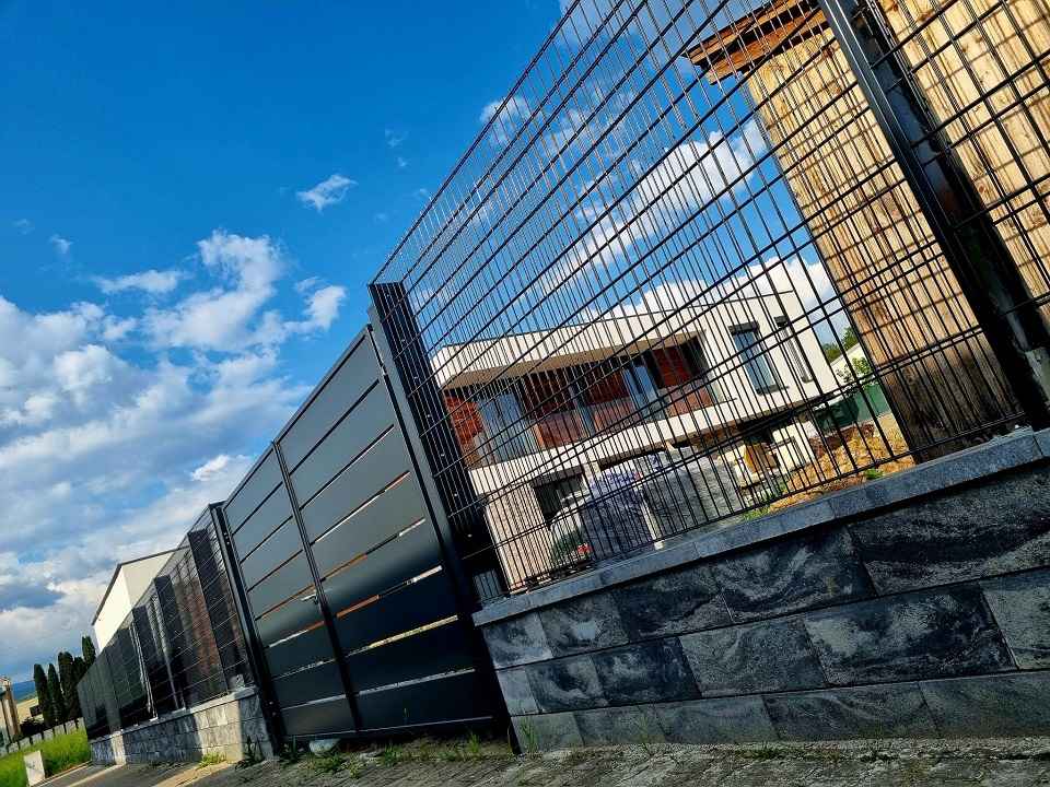 Ploty | POPRAD | WISNIOWSKI REALIZÁCIA : Rožňava okr. ROŽŇAVA | plot HOME INCLUSIVE AW 10.228 + 60m gabiónový plot 